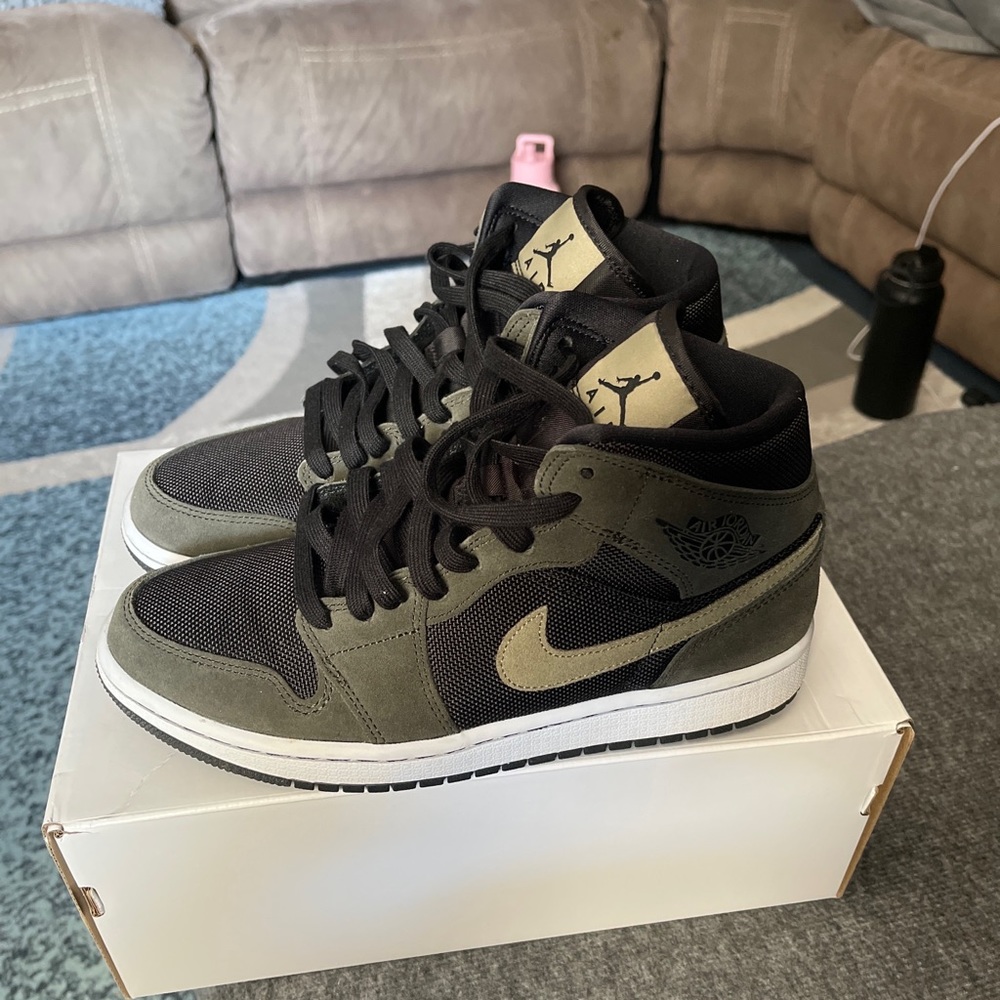Womens Jordan 1 mids